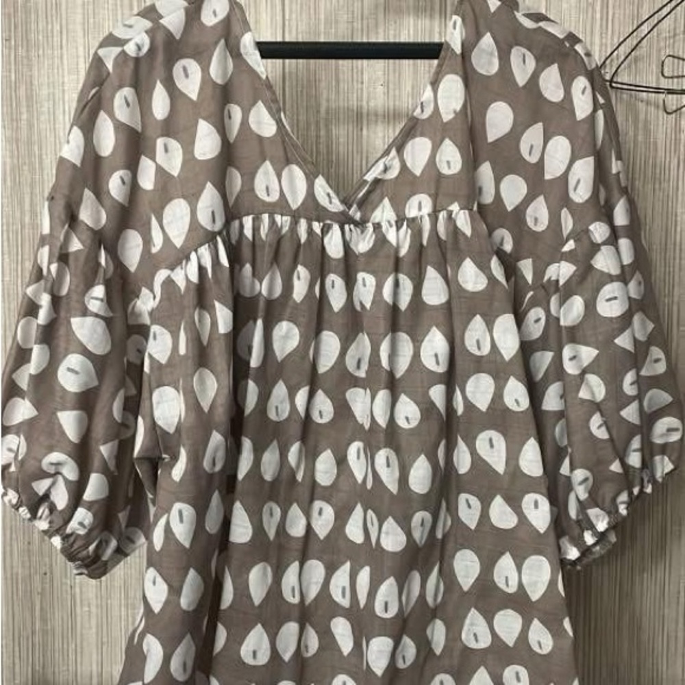 Women's Brown and White Patterned Top